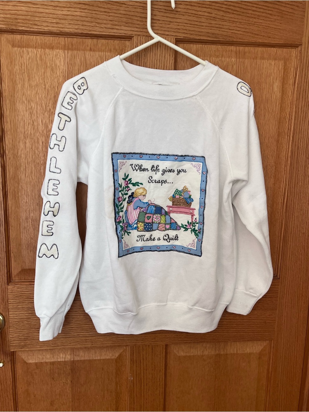 Vintage grannycore White 'When Life Gives You Scraps' Quilting Graphic Sweatshir